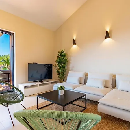 Amazing In Blato With Wifi, Outdoor Swimming Pool And Heated Swimming Pool * Prizba